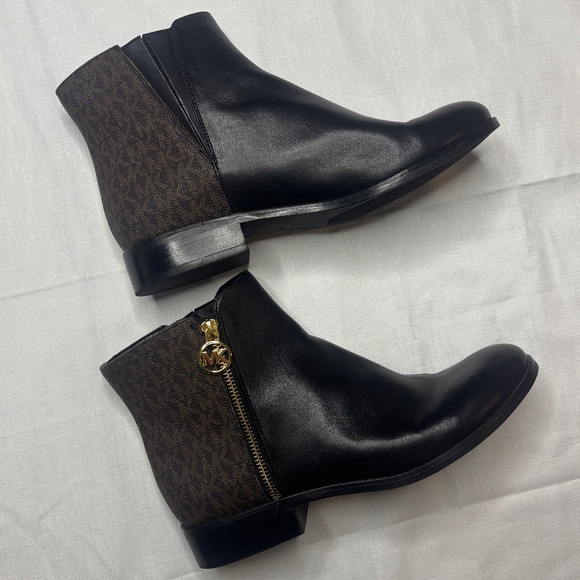 Michael Kors Size 9 NWOT Black Leather Lainey Flat Booties Ankle Boots Signature - Picture 2 of 9